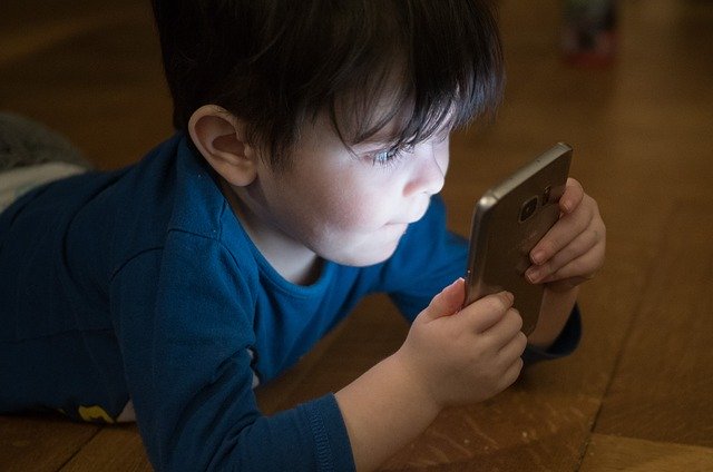 child and smartphone